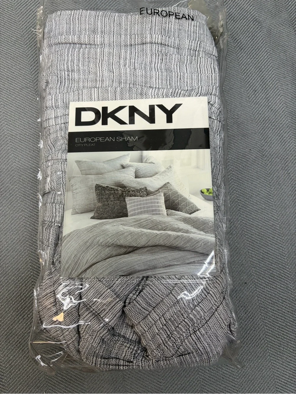 NWT DKNY Euro sham 26“ x 26“ city pleat gray